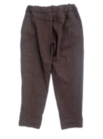 pantalón arrugado color chocolate parte de atrás