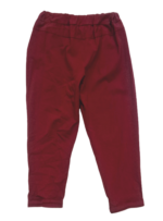 pantalón arrugado color granate parte de atrás