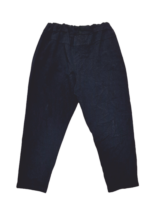 pantalón arrugado color negro parte de atrás